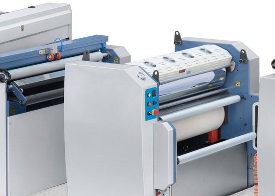 China Máquinas de la laminación de la impresión de Digitaces del tamaño compacto con el dispositivo de cepillado del polvo proveedor